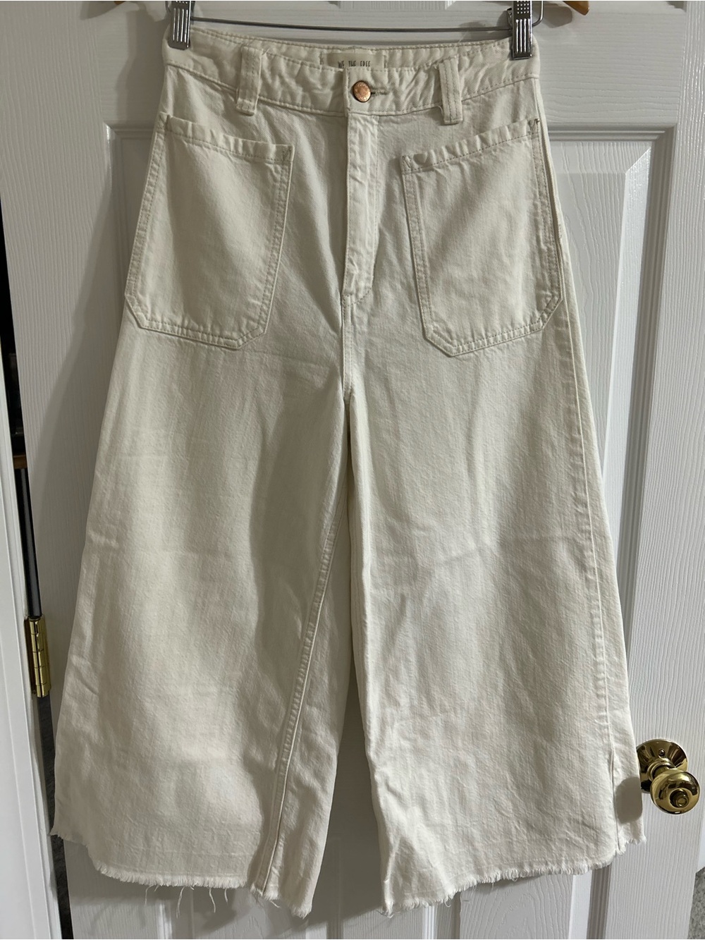 We The Free Sz 26 Hi Rise, Wide Leg, Off White, Cropped Barrel Jeans W/ Raw Hem